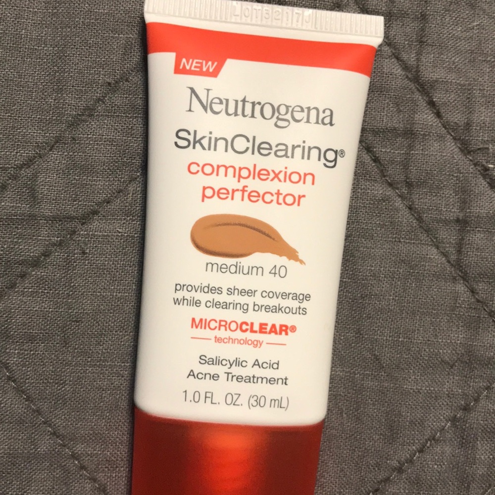 🌺🍍 Neutrogena skin clearing complexion perfector